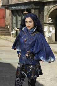 32a, date de naissance, couleur des cheveux, couleur des yeux. Q A With Disney Descendant Sofia Carson Mom Com