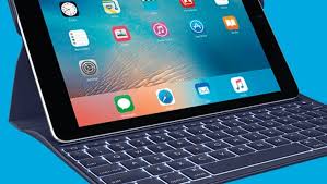 Zusammen mit einer tastatur vermag das ipad pro manch einem anwender sogar das macbook zu ersetzen. Logitech Create Ipad Pro Tastatur Jetzt Auch Fur Das 9 7 Zoll Tablet Computerbase