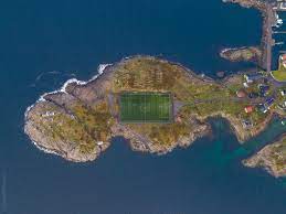 På «verdens vakreste fotballbane» i havgapet i henningsvær får to heldige vinnere spille jubileumskamp med paul scholes, brede hangeland, john arne riise mm. Henningsvaer K O S M O S