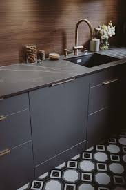 Une cuisine équipée qui a tout d'une grande. 85 Idees De Plan De Travail Ceramique En 2021 Plan De Travail Ceramique Plan De Travail Ceramique