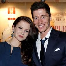 He's been setting the champions league on fire and you can see why with incredible showboating during bayern munich training. Robert Lewandowski With Wife Anna Stachurska Image Celebrities Infoseemedia