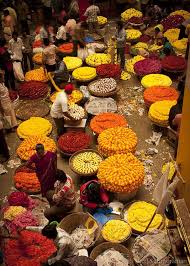 C Est Sur Le Bord De Cette Mer Que Des Marches Fleurissaient Tout Au Long De La Cote Et Plus Loin Encore Regorgeants India Travel Bangalore India Flower Market