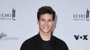 German model and dna fresh face wincent weiss connects with photographer ascanio vardan for an arresting new photo. Wincent Weiss Privat Intimes Geheimnis Will Der The Voice Kids Star Bald Papa Werden News De