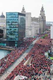 Историческая справка о городе британии ливерпуль (liverpool). Unglaubliche Bilder Zeigen Riesige Menschenmengen Fur Liverpools Cl Parade Futbol Estetika Bilder Clparade Fur Liverpo Fk Liverpul Liverpul Gorod