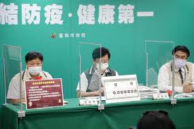 而柯文哲也坦言，就科學上來說，要在28日解除第三級警戒有困難， 直言「停課應該會延長」，至於 來說是有困難的，因此「停課應該會延長」，但基於雙北是首都生活圈，會再跟侯市長商量，討論什麼時候正式宣布。 而 其幕僚也證實，市府已正在朝停課方向做準備 。 Biq6jn3qybsrwm