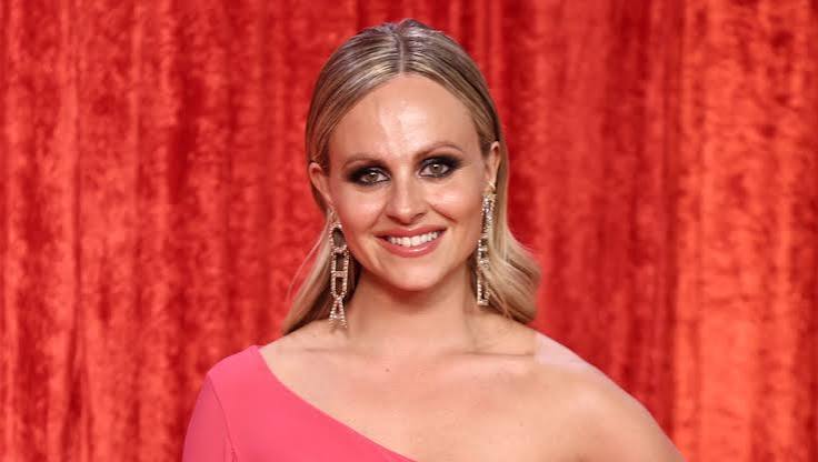 Coronation Street's Tina O'Brien calls out paparazzi photographer in filmed  clash