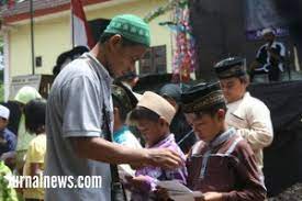 Seseorang yang menyantuni anak yatim akan mendapatkan keutamaan dan pahala yang besar. Panitia Kegiatan Maulid Nabi Dan Peresmian Masjid Al Hikmah Santuni Anak Yatim Piatu Di Desa Sembulung Jurnal News