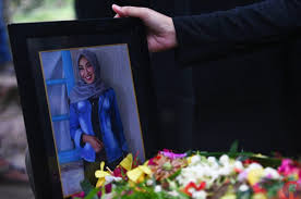 Hari ini tim telah melakukan rekonsiliasi terhadap data ante mortem dan data post mortem dan berhasil mengidentifikasi dua korban melalui sidik jari, yaitu indah halimah putri dan agus minarn. Potret Pemakaman Korban Sriwijaya Air Sj 182 Indah Halimah Putri Fornews Co