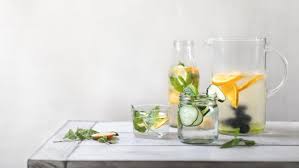 Masukkan air dingin ke dalam campuran air perasan lemon dan peterseli. Manfaat Dan Cara Membuat Air Lemon Untuk Diet