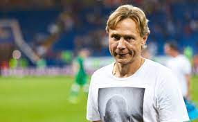 Он дает яркие комментарии, критикует работу судей. Valerij Karpin Rasskazal O Finansovoj Blokade Fk Rostov Rostov Na Donu Rbk
