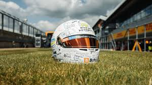 De nederlander ging al na 2 rondes de baan af en nam daarbij ook nog eens de amerikaan logan sargeant mee. Lando Norris Brings Thank You Helmet To Silverstone F1 Chronicle