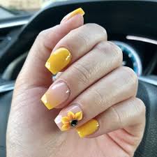 He intentado copiar algún modelo pero con la mano izquierda la embarro. Los Disenos De Unas De Girasoles Mas Lindos De La Temporada