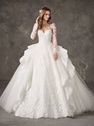 2019 Pronovias Prenses Gelinlik Modelleri Uzun Kol Kalp Yaka Dantel Detayli Yandan Firfir Detayli In 2020 Pronovias Wedding Dress Designer Bridal Gowns Wedding Dresses