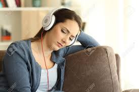 Ahora puedes descargar mp3 de musica triste gratis y en la más alta calidad 320 kbps, este playlist de musica online contiene 19 resultados de búsqueda que fueron previamente seleccionados para ti, aquí obtendrás las mejores canciones y videos que están de moda en este 2020, podrás bajar musica de musica triste en varios formatos de audio como. Enojado Y Triste Nina Escuchando Musica Sentado En Un Sofa En La Sala De Estar En Casa Fotos Retratos Imagenes Y Fotografia De Archivo Libres De Derecho Image 99039080