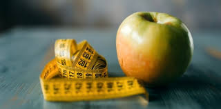 At the end of 10 weeks, researchers found that the oat cookie group hadn't lost any weight, while the apple group lost weight and consumed fewer calories overall. 5 Day Apple Diet Plan To Lose 10 Pounds In A Week