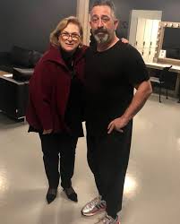 Güler sabancı, 1996 yılında faaliyete geçen sabancı üniversitesi'nin kurucu mütevelli heyeti başkanı'dır. Guler Sabanci Dan Cem Yilmaz Paylasimi