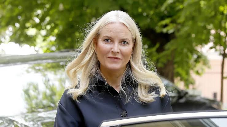 La princesa Mette-Marit reaparece en público con un dispositivo de  respiración asistida