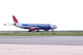 Kami menjual pelbagai model airlines kecil dan besar untuk harga = 16cm = rm20 = 46cm = rm230 jika berminat : Airasia On Twitter Special Flights For The Malaysian Ultras To Catch Affsuzukicup2018 Finals With Petronasbrands Sponsoring Fuel If Only Airports Weren T As Taxing On The Journey Ultrasmalaya07 Ekoronplane Ekorharimaumalaya Ayuhmalaysiaku