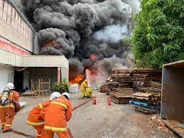 Empat lelaki ditahan di sungai petani. Kilang Kitar Semula Plastik Terbakar