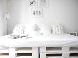 The use of pallets for making many different types of furniture is being promoted through different internet. Diy Palettensofa Gross Gemutlich Stylisch Minimenschlein De