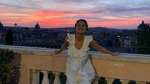 Neben der kolumbianischen sängerin zu stehen, war allerdings komisch für selena. In Italien So Lassig Feiert Selena Ihren 27 Geburtstag Promiflash De