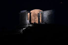 Εὐλογημένη ἡ βασιλεία τοῦ πατρὸς καὶ τοῦ υἱοῦ καὶ τοῦ ἁγίου πνεύματος, νῦν καὶ ἀεί τοὺς αἰῶνας τῶν αἰώνων. Deos To Feggari Twn Loyloydiwn Panw Apo Ton Nao Toy Poseidwna In Gr