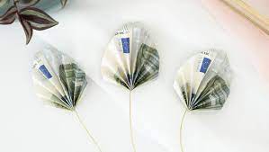 Achten sie hierbei auf die länge der faltung, da diese über die denn oftmals freuen sich die beschenkten vielmehr über einige worte von herzen, als z.b. Geldscheine Falten Als Blatt Eine Wunderbare Geldgeschenk Idee
