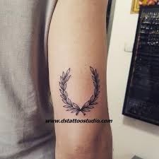 Dövmelerden kalıcı olanlar özel iğneler ile deriye işlenerek. Minimal Tattoo Erkek