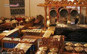 Keistimewaan alunan alat musik gamelan jawa yakni cenderung bersuara lembut, seperti memang sengaja untuk menghadirkan suasana ketenangan jiwa jika dilihat secara umum, fungsi alat musik gamelan adalah sebagai pengiring tarian, iringan upacara adat, pagelaran seni, iringan wayang, alat. Gamelan Pengertian Sejarah Jenis Serta Macam Alat Musiknya