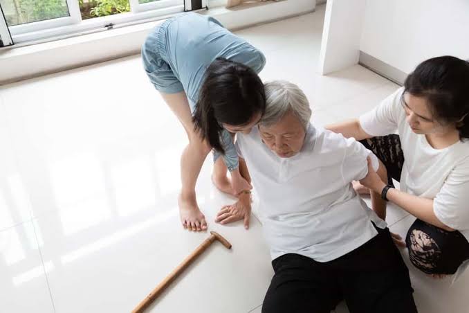 Té ngã ở người cao tuổi: Nguyên nhân và Cách phòng ngừa • Hello Bacsi
