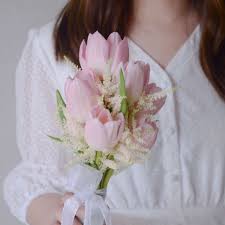 There's no doubt that real flowers are expensive, but when you consider the cost of hired labor in the creation of wedding bouquets, making your own can save you money. Tulip Bridal Bouquet Tulipa Korea Style Wedding Flower Afterrainflorist