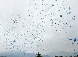 加德满都kathmandu 杜巴广场durbar square 人们放飞气球纪念地震遇难者 尼泊尔nepal 地震发生2个月后 重新向公众开放在地震中受损的古迹 以此获得门票收入 为古迹修缮提供资金 摄影师 narendra shrestha favorite places places favorite