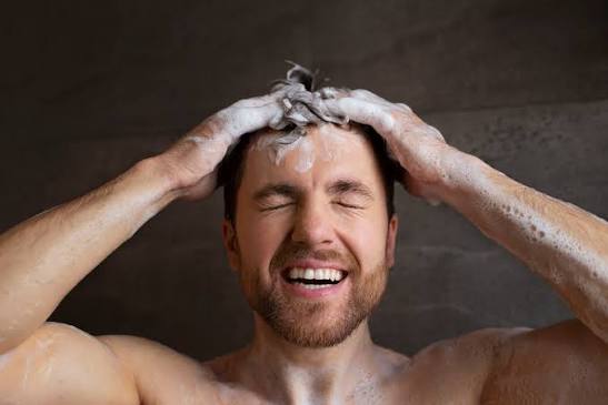 Hướng dẫn cách gội đầu đúng cách cho nam.