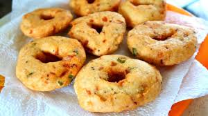 Restaurant Style Uzhunnu Vada Medhuvada In 2020 Snack Recipes Kerala Food Recipes