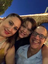 Le presentamos a la casa productora U Get Entertainment Group. Ellos son de  izq a der: Frances Colon (Mom): Productora Ejecutiva Gabriel Rodriguez:  (Hijo) Actor Huguet Rodriguez (Pops): Actor