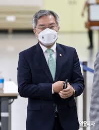 대학교 수석에 사법고시 수석, 95% 달하는 승률까지 속칭 잘나가는(?) 7ohifyqiyljl7m