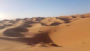 Départ de marrakech pour le désert de merzouga en traversant des villages fortifiés, la vallée des une balade à dos de dromadaire et une nuit en bivouac vous feront vivre la magie du désert de. Dormir Dans Le Desert De Merzouga Une Experience Unique Au Maroc