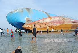 Selain memiliki pantai yang indah juga memilki cagar alam yang masih asri dan mempunya rgaan fauna yang hidup di dalamnya. Bangkai Kapal Yang Ditenggelamkan Jadi Obyek Wisata Baru Republika Online