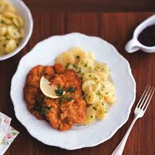 Klassisches Wiener Schnitzel Mit Kartoffelsalat Rezept Rezepte Schnitzel Rezepte Wiener Schnitzel