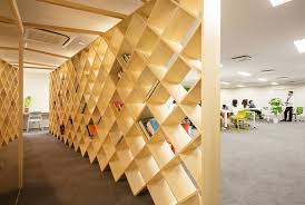 京都工芸繊維大学でのプロジェクトです 間仕切り 本棚 モチーフ 1つで3つの機能を合わせ持つ家具です 木製なので 温かみもありますね 詳しくはプロフィールのリンクからどうぞ hamadadesign0523 新築 新築に合わせての土地探し 改築 店舗改装 建物