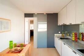 Otro elemento destacable son las puertas, hechas en abedul, son correderas y escondidas entre paredes. 10 Ideas Para Aprovechar El Espacio En Tu Casa Puerta Corredera Cocina Puertas De Cocina Puertas Deslizantes De Vidrio