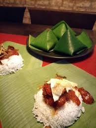 The ever popular nasi lemak bungkus served with spicy anchovies, peanuts, hard boiled eggs, and cucumber slices wrapped in banana leaves. 40 Trend Terbaru Lukisan Nasi Lemak Daun Pisang Wardi Sinaga