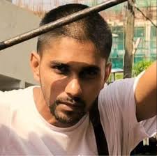 එකෙනෙහිම අකුණූ පිට පිට ම ගැසූයෙන් සැඩ චණ්ඩ මාරුතය මා දෙසට හැමූයෙන් වැසි බරව  මුළුමනින් අහස් කුස වැසූයෙන් තෙත බරිත නොවී මං හනි හනික ගෑටුවෙම් ...