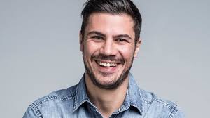 Τεράστια δοκιμασία για τους φιναλίστ του masterchef απόψε. Se Poion Paikth Toy Masterchef Ekane Protash Synergasias O Akhs Petretzikhs