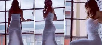 Modelle come attrici, la sfilata diventa show. Elisabetta Canalis Shows Herself Naked In Transparency And You Don T Notice The Time Passing Video Ruetir