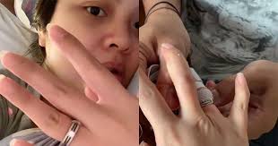 Sebagian besar orang menyematkan cincin tunangan pada jari manis di meski populernya mengenakan cincin tunangan di jari manis pada tangan kiri, ada juga yang mengenakannya di jari manis pada tangan kanan. Membahayakan Ini Tanda Cincin Pernikahan Mulai Sempit Popmama Com