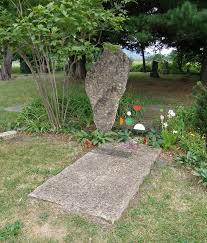 Frank Lloyd Wright S Grave Site His Body Was Later Removed Cremated Ashes Mixed With Those Of His Wife And Now A Headstones Frank Lloyd Wright Cemetery Art