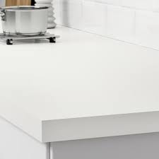 Quelque soit la surface, on soude les plans de corian entre eux sans aucun joint apparent et il peut prendre n'importe quelle forme. Plan De Travail Cuisine Sur Mesure En Bois Ou Stratifie Ikea