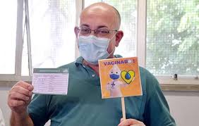 Vacinação permite abrandar uso de máscara e distância social, diz centro europeu de controlo de doenças. Um Alerta Nao Publicar Foto Do Cartao De Vacinacao Covid 19 Nas Redes Sociais Noticias Da Regiao