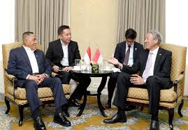 Singapura dipimpin oleh presiden halimah yacob (sejak 14 september 2017), perdana menterinya adalah lee hsien loong (sejak 12 agustus 2004). Kementerian Pertahanan Republik Indonesia